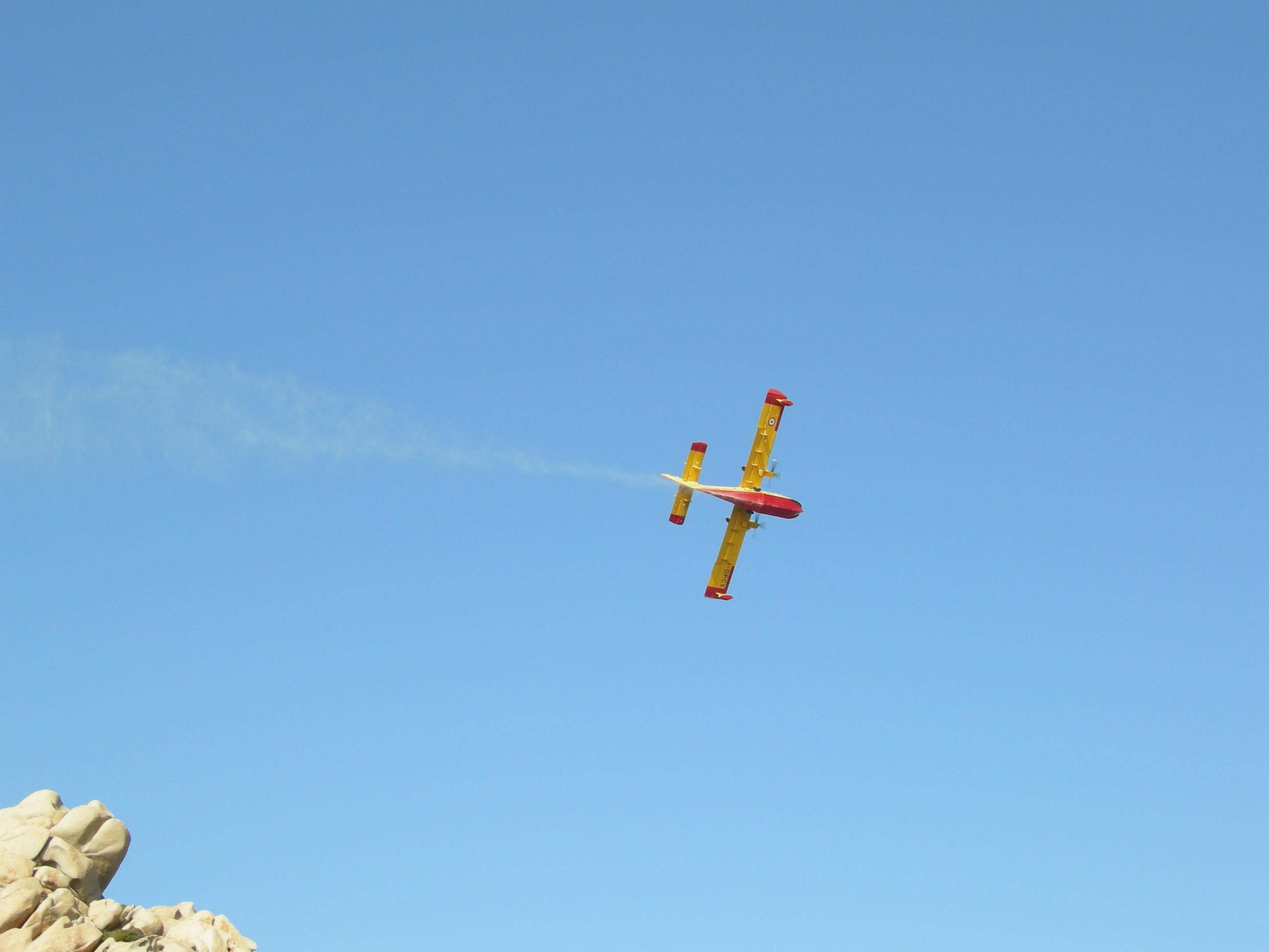 Canadair per  incendio al tempio